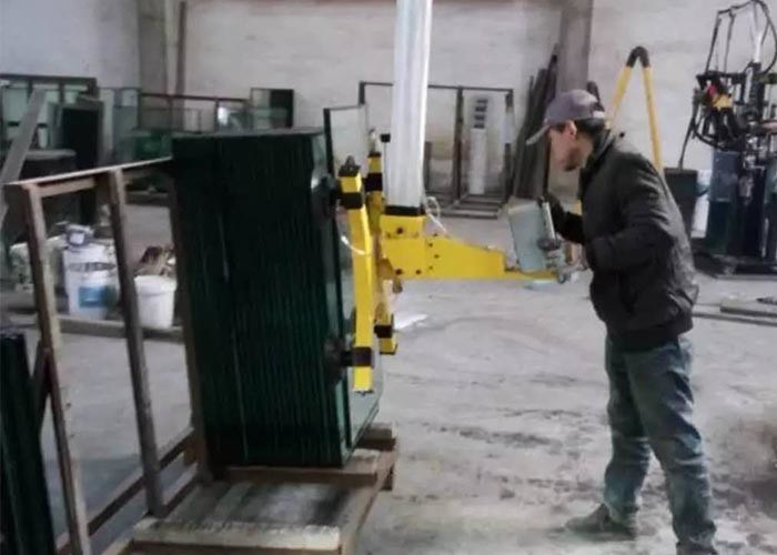 4つの吸盤が付いている持ち上がる片持梁クレーン800KG絶縁のガラス生産ラインそしてガラス クレーン