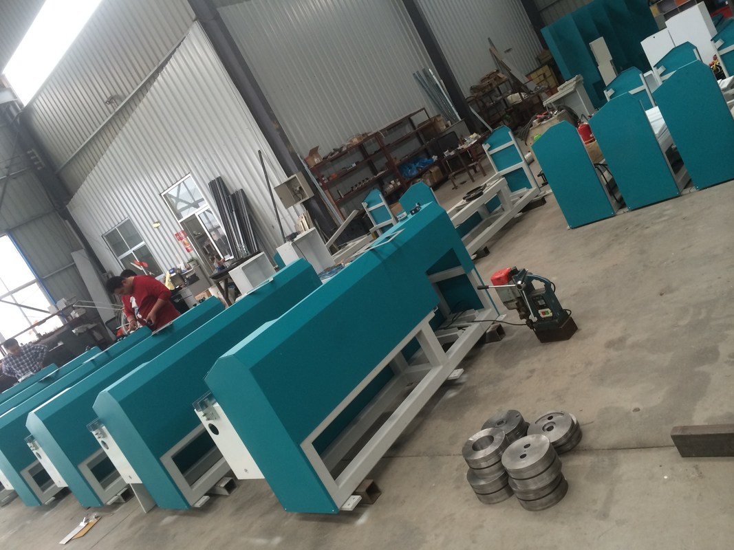 LJTB01ブチルの押出機機械は熱い溶解のブチルとアルミニウム スペーサ フレームを均等に広げるために使用されます。