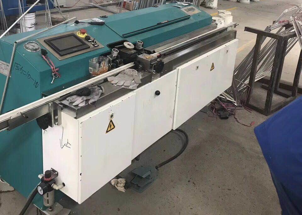 LJTB01ブチルの押出機機械は熱い溶解のブチルとアルミニウム スペーサ フレームを均等に広げるために使用されます。