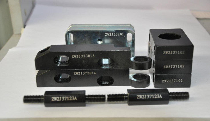 色は正確な角度±0.5mmのスペーサの曲がる機械をカスタマイズしました